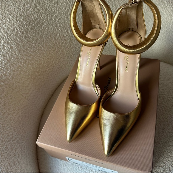 GIANVITO ROSSI Pointed-Toe Ankle-Strap Pumps - Picture 7 of 15